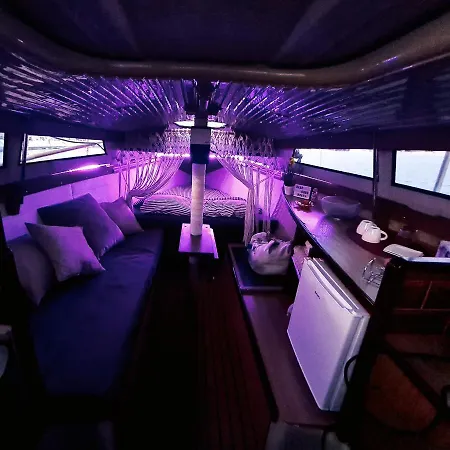 Hotel en barco Boat Night *
